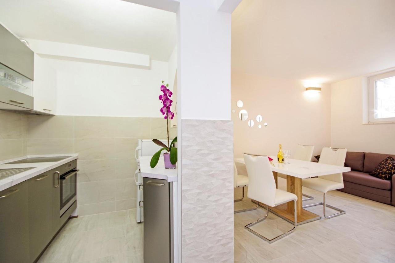 Split Symphony Garden: Modern, New Apartment Экстерьер фото